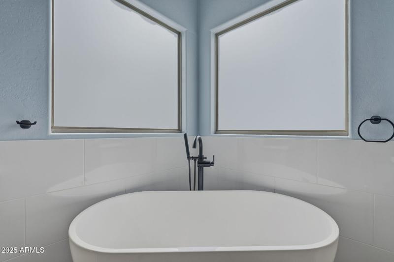 Soaking tub