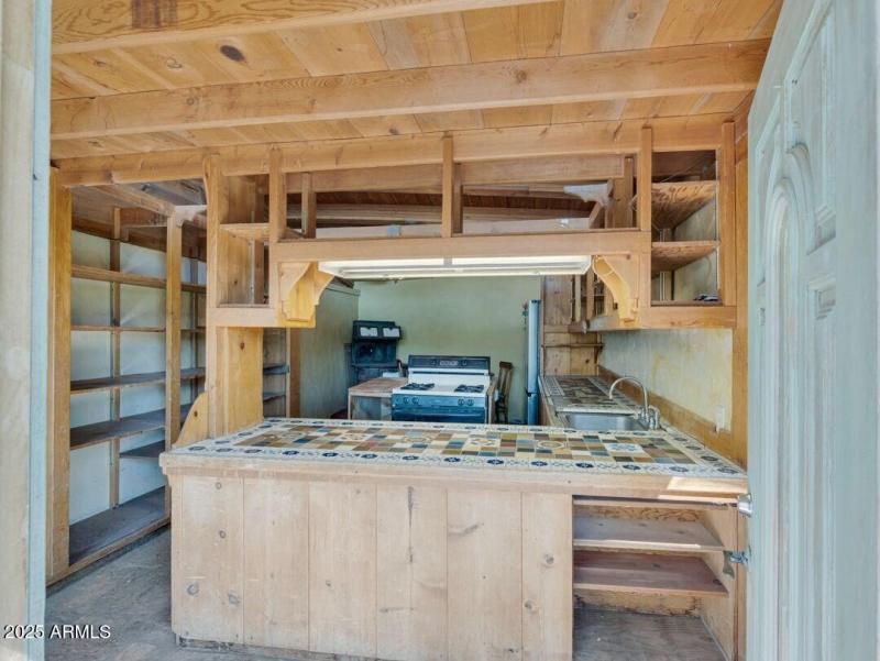 005_looking into kitchen