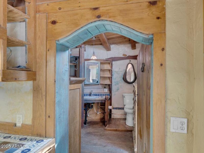 010_archway to bathroom