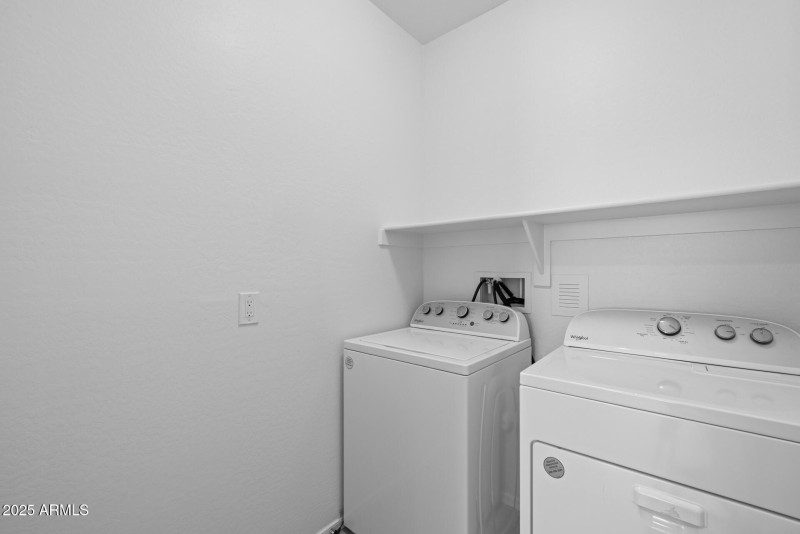 25)LAUNDRY ROOM