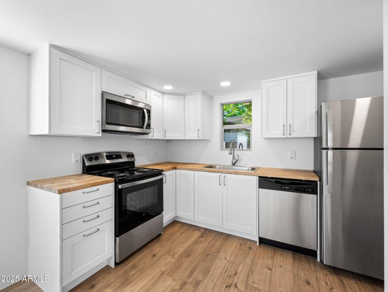 4-web-or-mls-22490 Luna Way-4