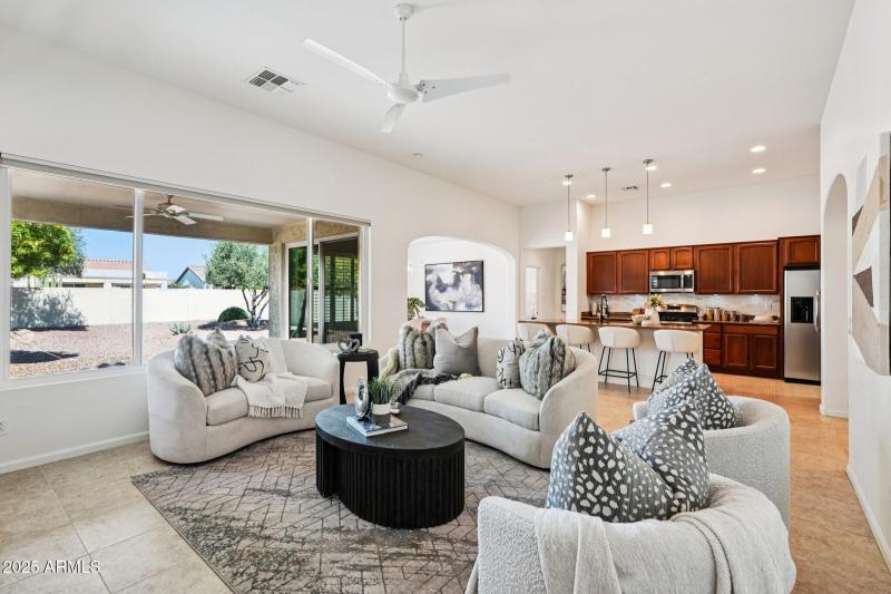 9-web-or-mls-W Almeria Rd-S0910-009