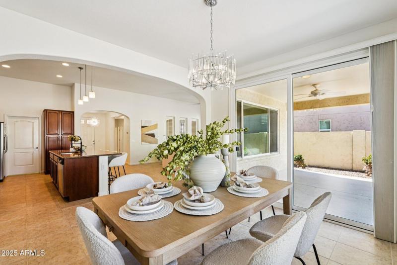 12-web-or-mls-W Almeria Rd-S0910-012