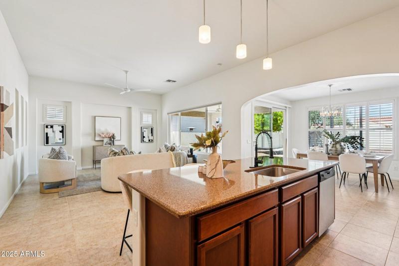 15-web-or-mls-W Almeria Rd-S0910-015