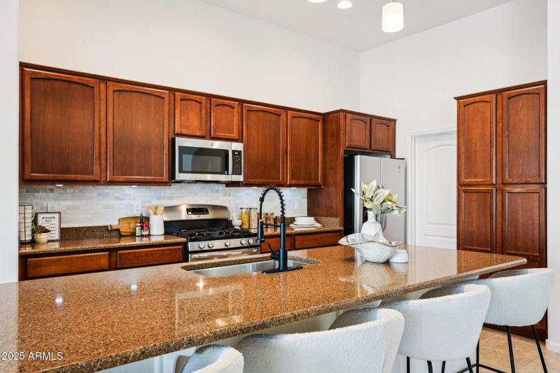 16-web-or-mls-W Almeria Rd-S0910-016