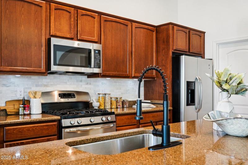 19-web-or-mls-W Almeria Rd-S0910-019