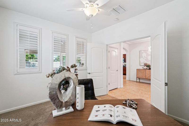 27-web-or-mls-W Almeria Rd-S0910-027