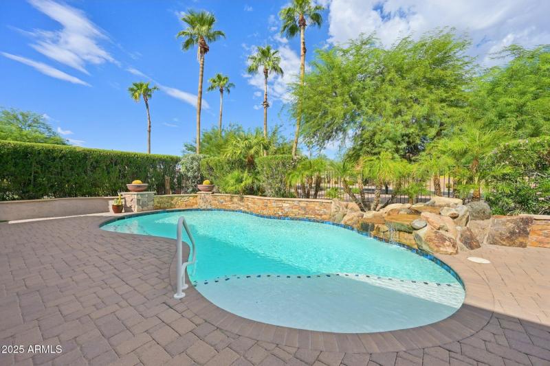 40-web-or-mls-N 163rd Dr-S0910-040