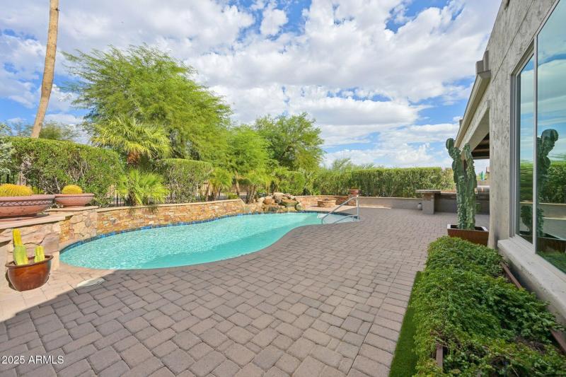 44-web-or-mls-N 163rd Dr-S0910-044