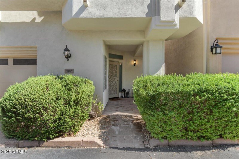 04-Front walkway