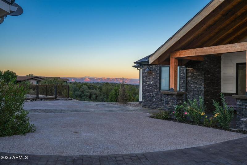 Sedona Views inbetween Main & Guest