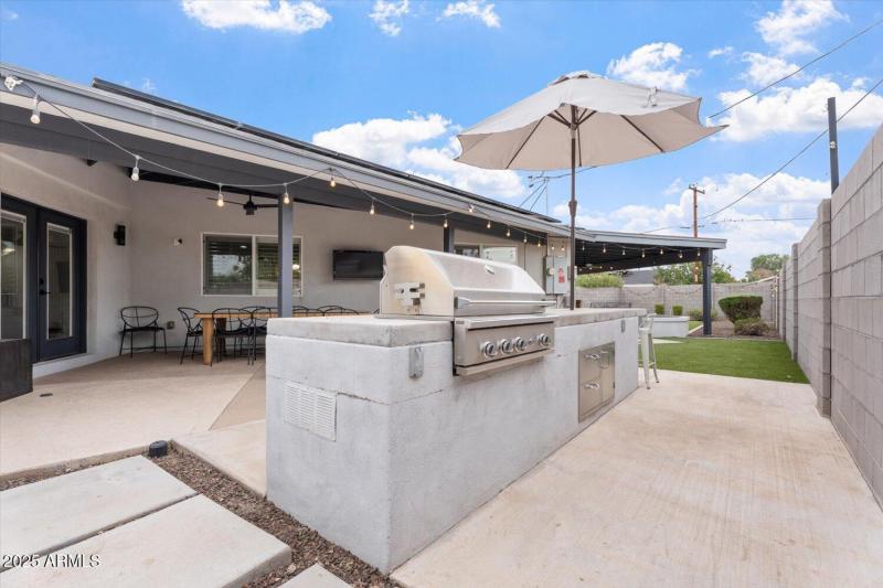 Custom built-in gas grill & bar