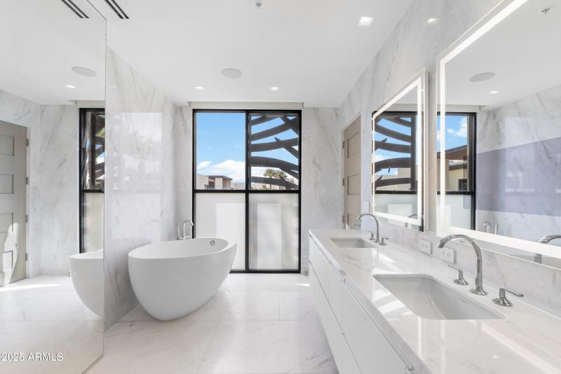 060_Primary Bathroom