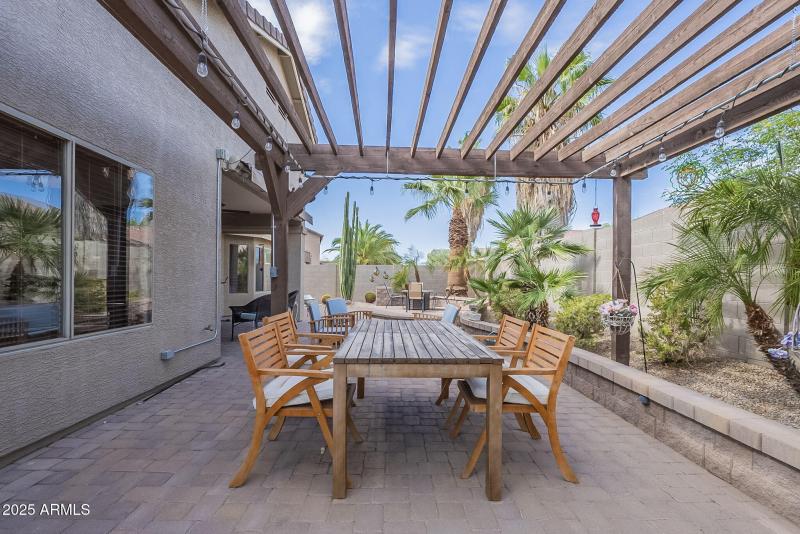 Pergola dining