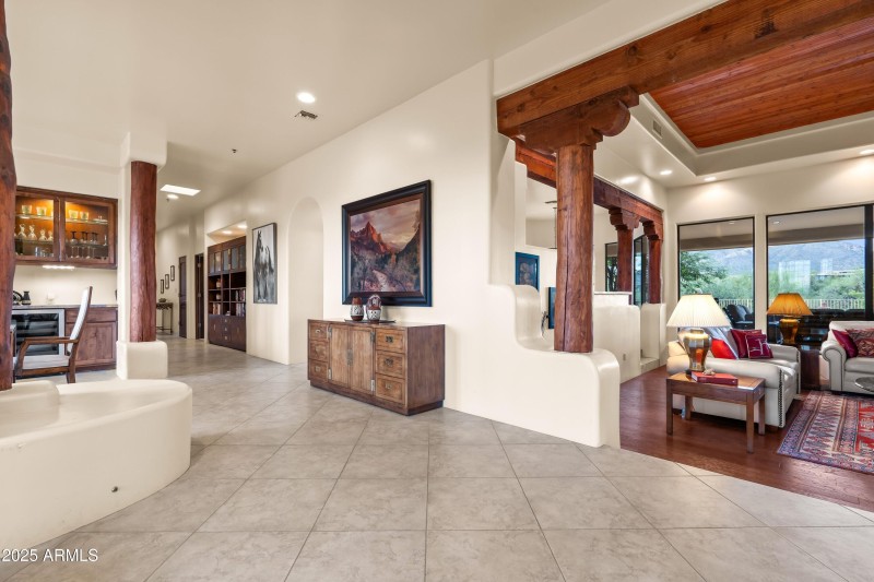 005_Open Flowing Split Floor Plan