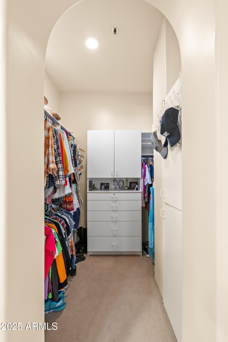 024_2 Separate Primary Closets