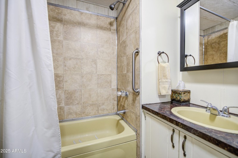 Bathroom 2-pic 2