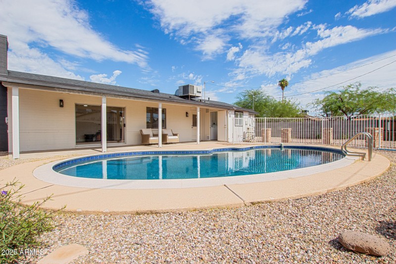 Pool/House