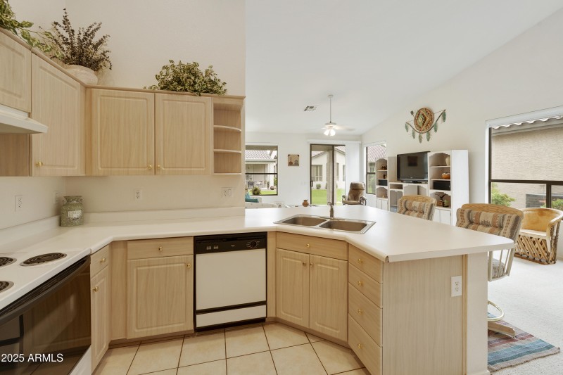 Kitchen with breakfast bar