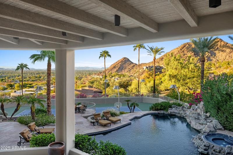 Stunning Pool and Patio