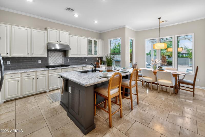 Kitchen, eat-in area