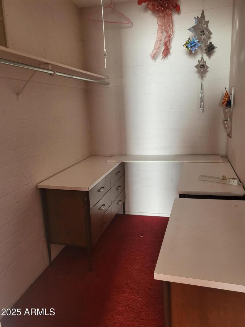 WALK IN CLOSET