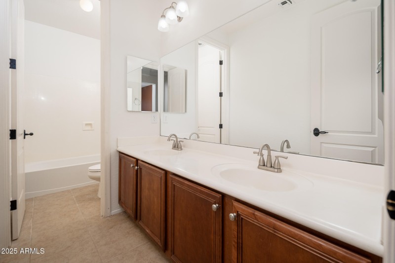 35_Upstairs-Bath_01