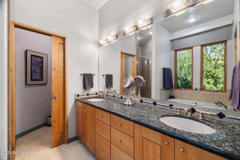 32-Bedroom 2 Ensuite (1)