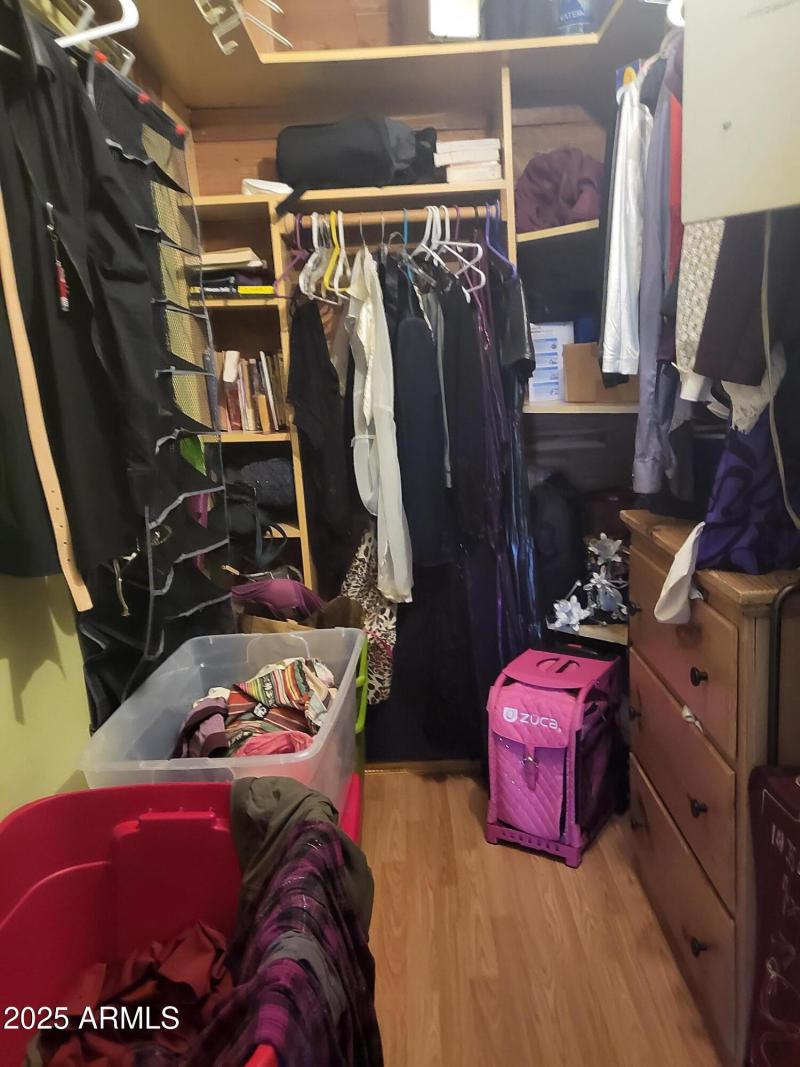 WALK IN CLOSET