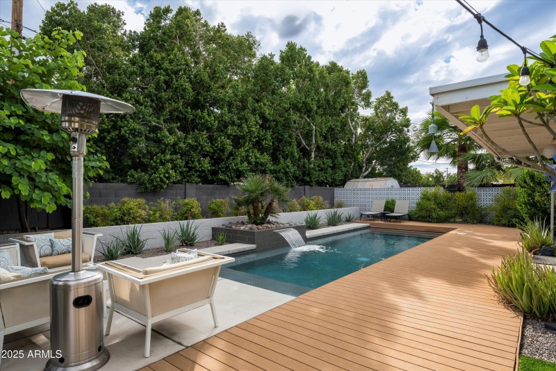 Pool with water feature