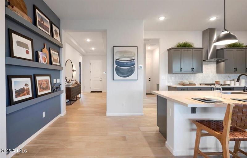 KITCHEN / FOYER