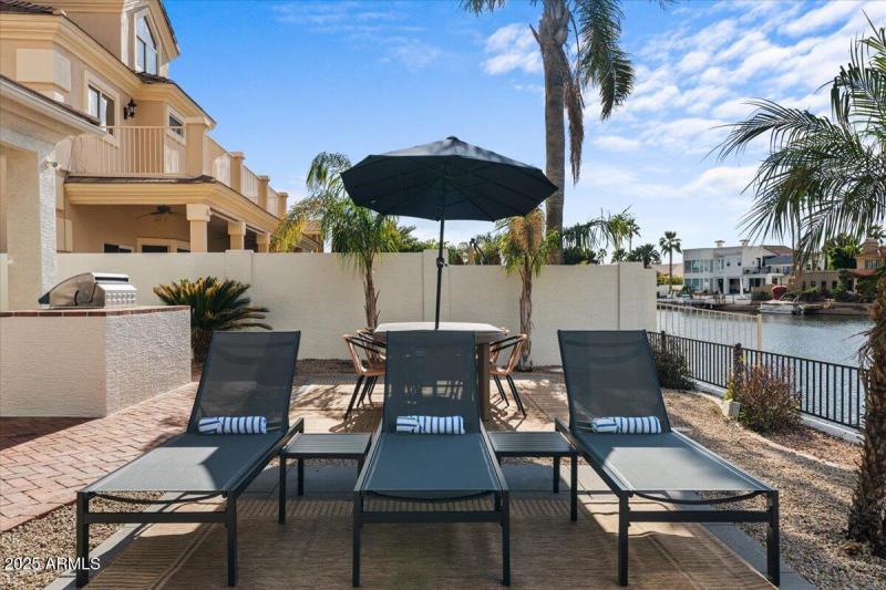 105-Lounge chairs