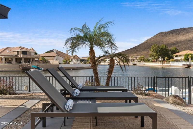 106-Lounge chairs