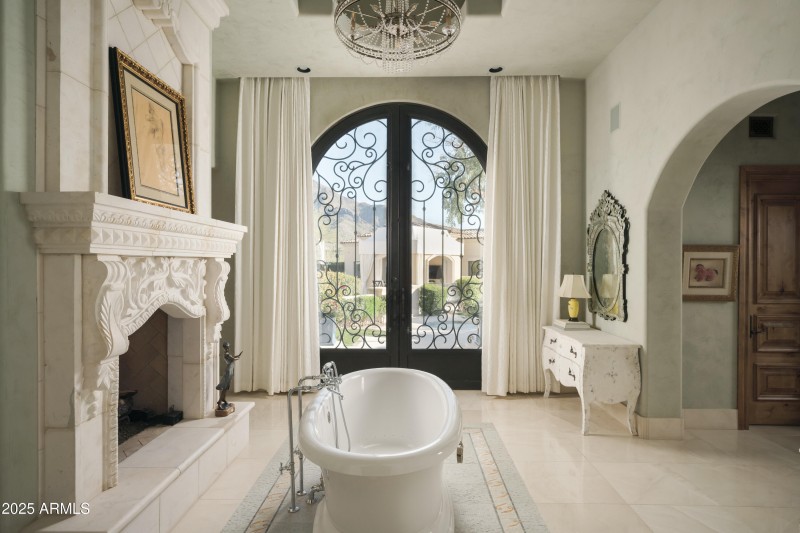 Primary Tub View