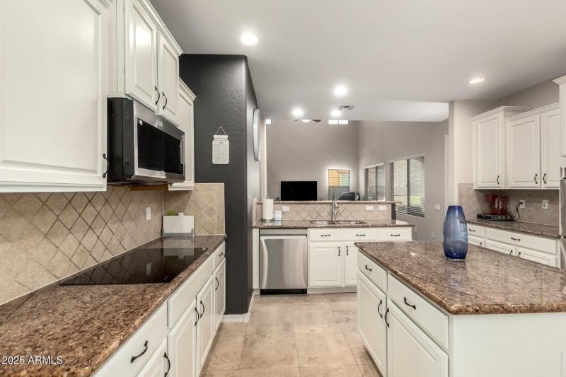 Court 20905 - Kitchen to Livingroom
