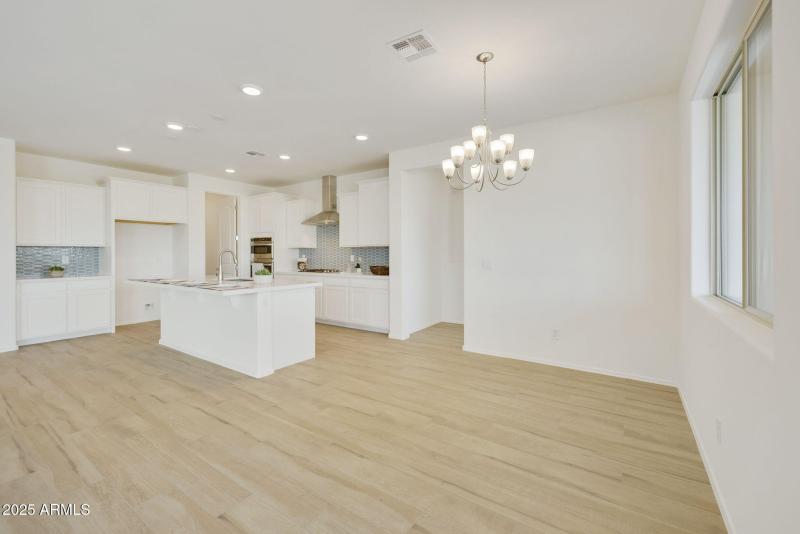 KITCHEN / DINING