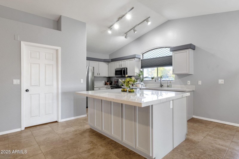 11-web-or-mls-18132-e-bellerive-dr