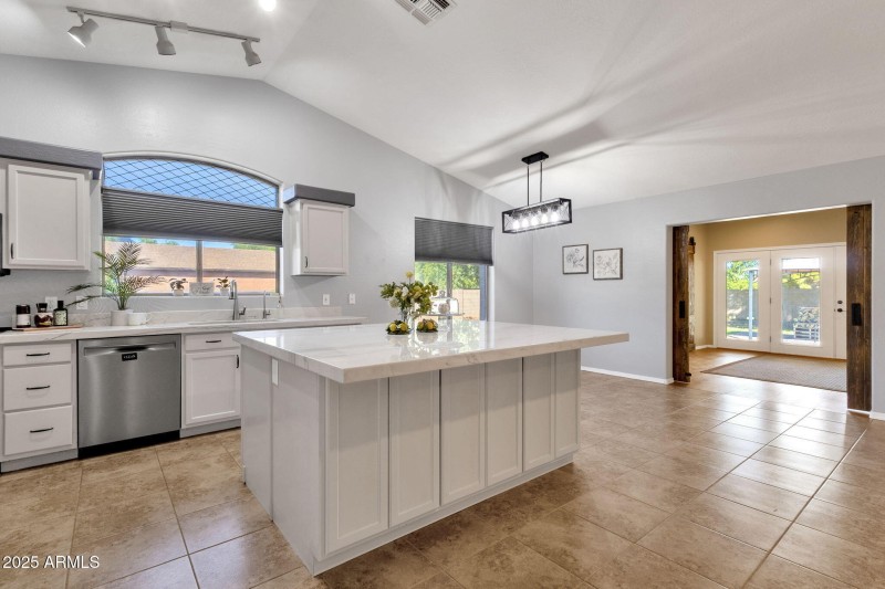 12-web-or-mls-18132-e-bellerive-dr