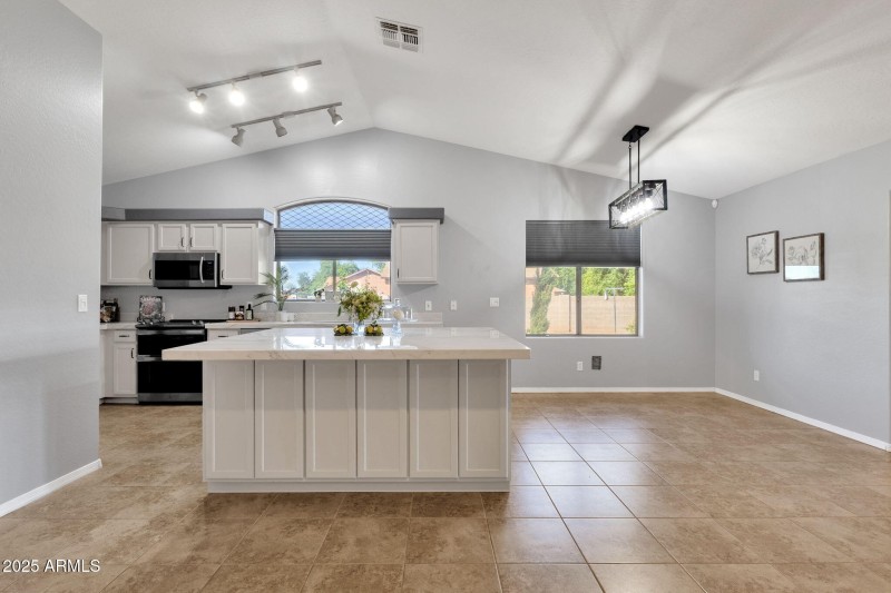 13-web-or-mls-18132-e-bellerive-dr