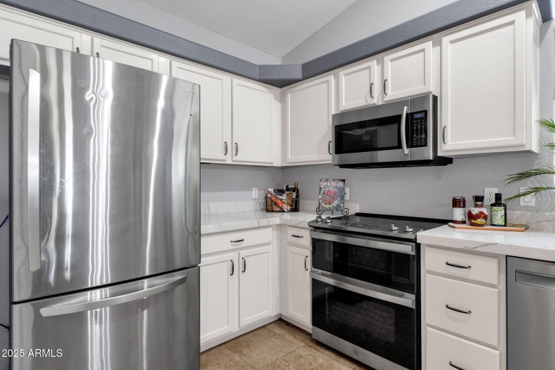 16-web-or-mls-18132-e-bellerive-dr