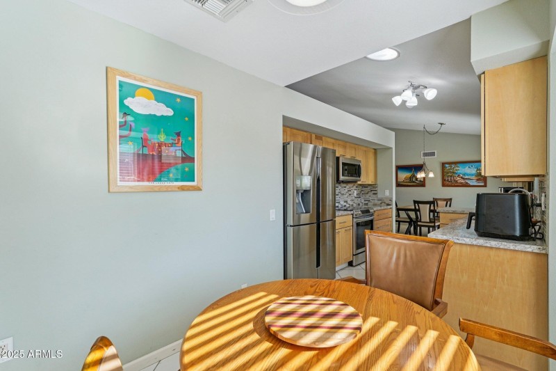 Breakfast nook to kitchen