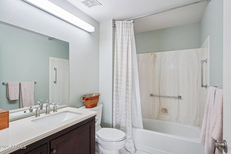 Bathroom 2 (Hall)