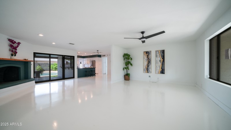 10610 N 35TH ST-7