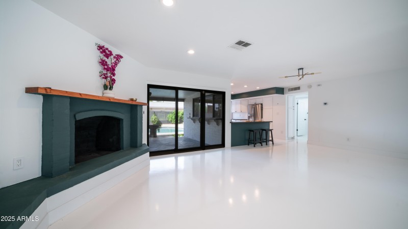 10610 N 35TH ST-9