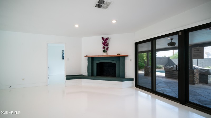 10610 N 35TH ST-11