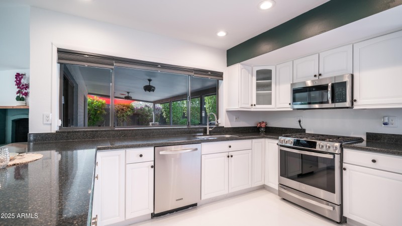 10610 N 35TH ST-14