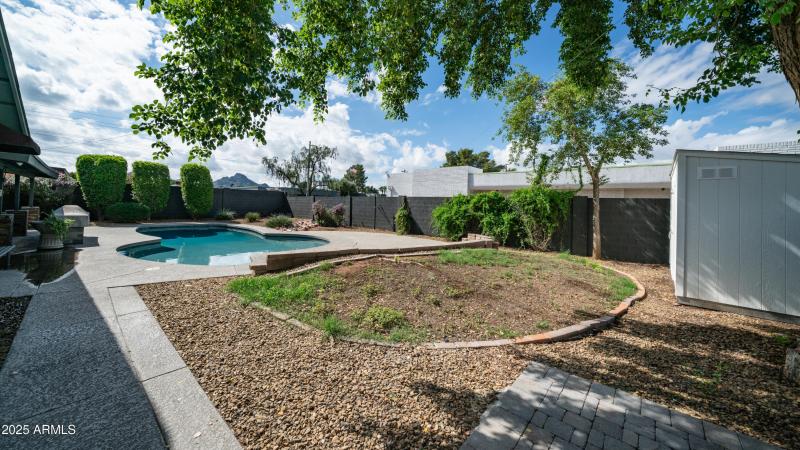 10610 N 35TH ST-27