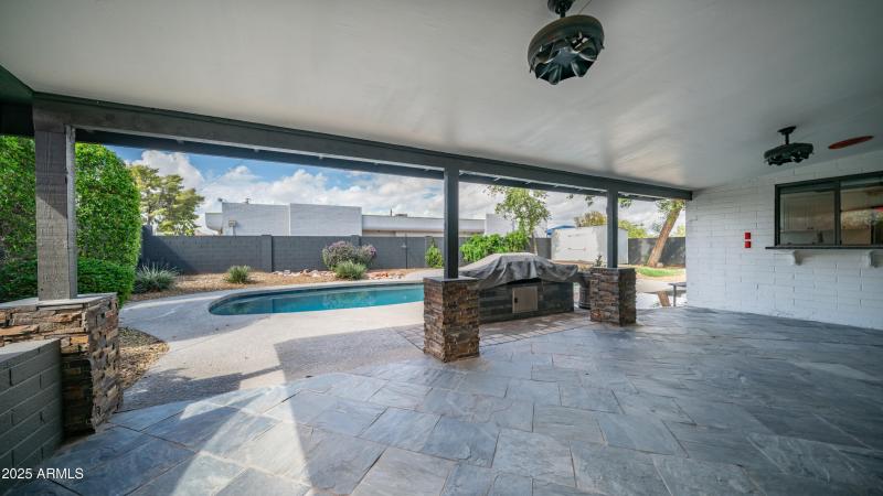 10610 N 35TH ST-33