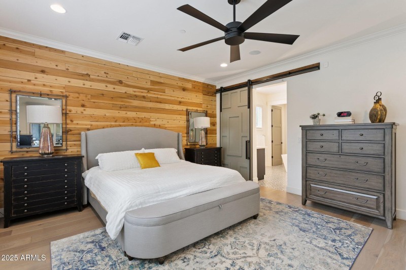 16-web-or-mls-8449-e-lincoln-dr