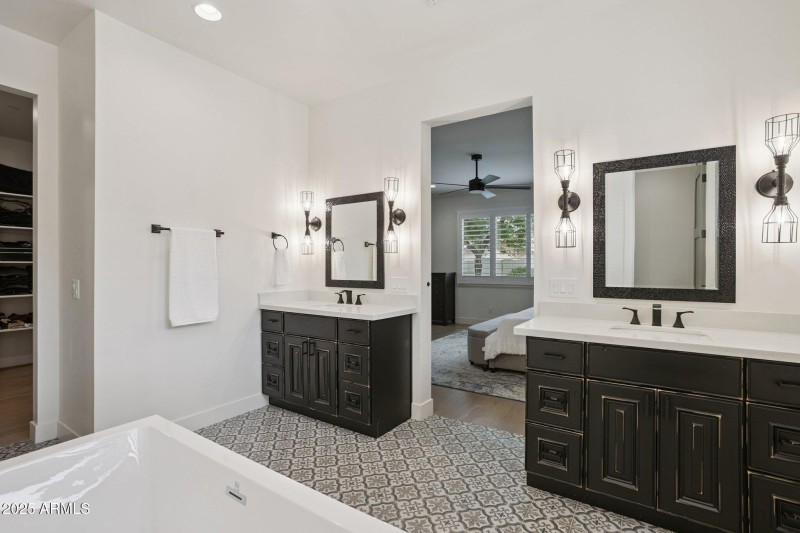 19-web-or-mls-8449-e-lincoln-dr